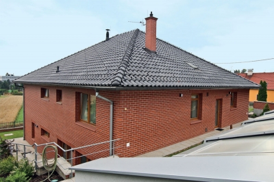Kompletně cihlový dům s pálenou střechou na Brněnsku