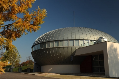 Střechu digitálního planetária v Hradci Králové realizovala společnost Pario